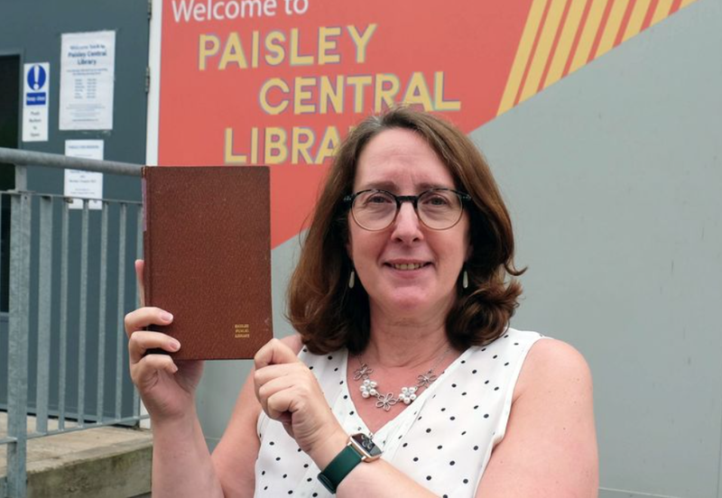 Supervizorul bibliotecii si cartea returnata dupa 50 de ani, Foto: captura glasgowlive.co.uk