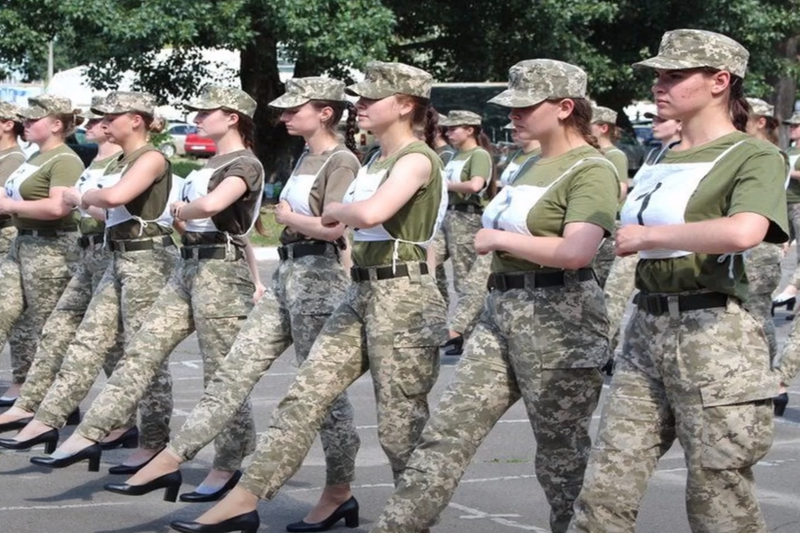 Defilare in pantofi cu toc, Foto: YouTube.com