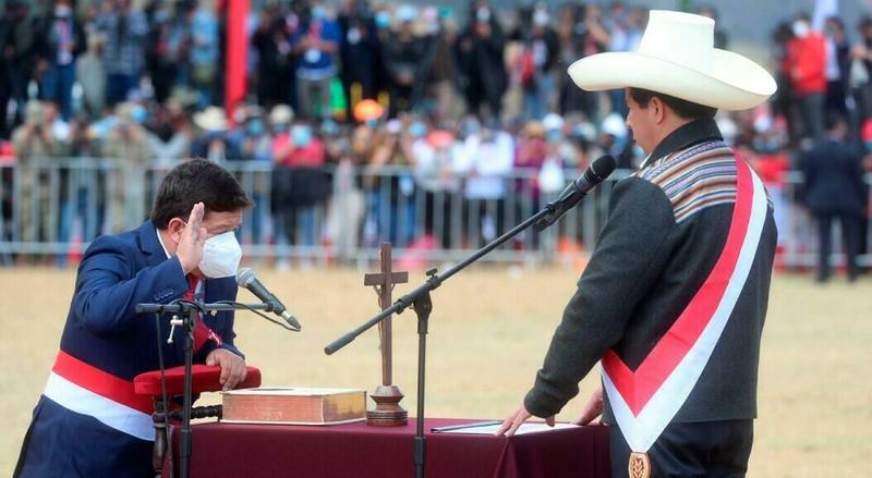 Guido Bellido depunand juramantul in fata presedintelui Pedro Castillo, Foto: Ernesto Arias / AFP / Profimedia Images