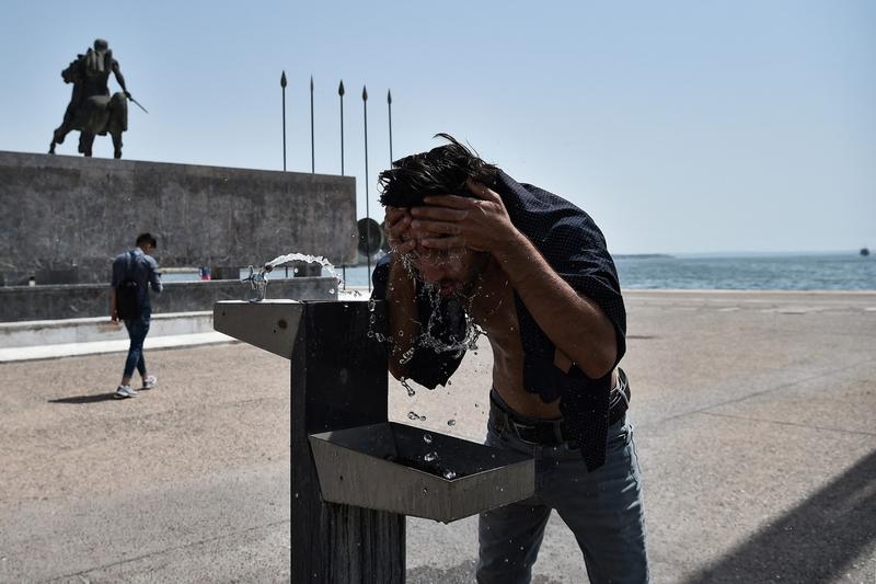 Grec racorindu-se in Salonic, Foto: Sakis Mitrolidis / AFP / Profimedia Images