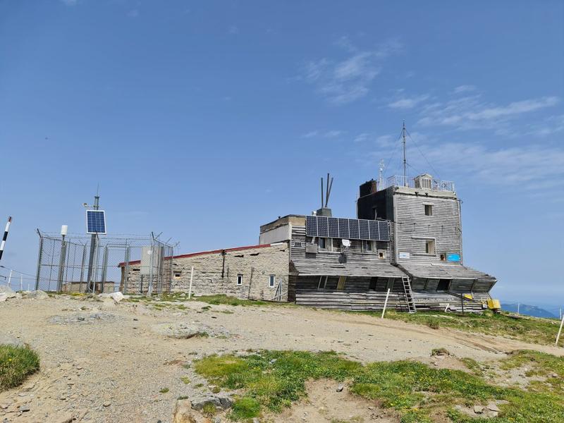 Statia meteo de la Vf Omu, Foto: Vlad Barza, Hotnews