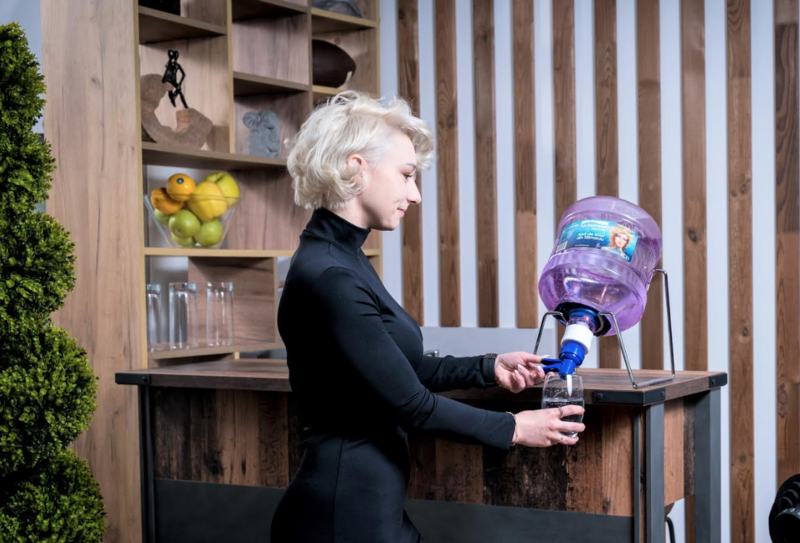 Economisește și limitează în mod avantajos cantitatea de plastic utilizată, bând apă, Foto: La Fantana