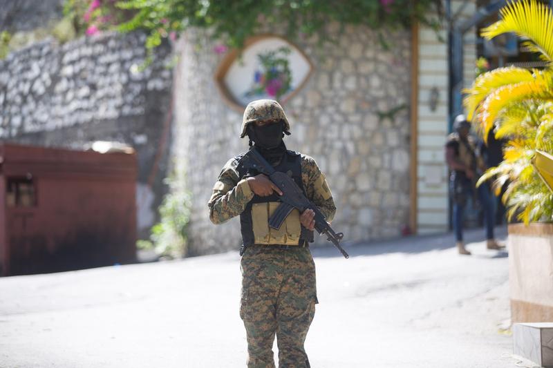 Soldat in fata resedintei presedintelui haitian Jovenel Moise, Foto: Tcharly Coutin / Xinhua News / Profimedia