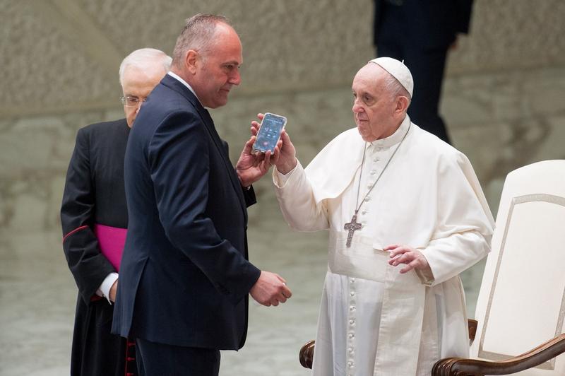 Papa Francisc a parasit timp de cateva minute Aula Paul al VI-lea pentru a continua conversatia, Foto: Massimiliani Migliorato-CPP / PA Images / Profimedia