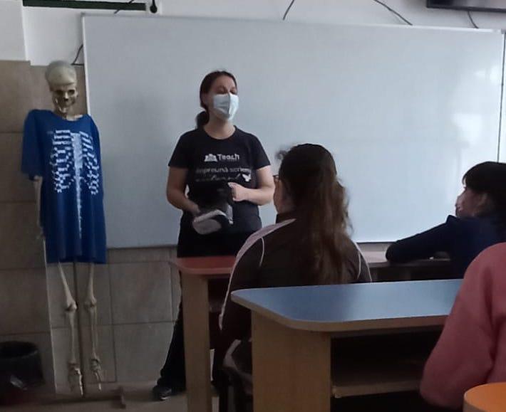 Mihaela Bucsa la ora, in laboratorul de stiinte, Foto: Arhiva personala