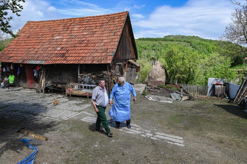 Vaccinare contra covid intr-un sat din Romania, Foto: Daniel Mihailescu/AFP/ Profimedia