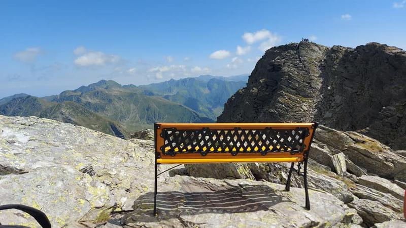 banca montata de o familie pe Vîrful Căltun din Muntii Făgăras, Foto: turnulsfatului.ro