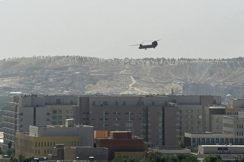 Elicopter american deasupra ambasadei SUA din Kabul, Foto: Wakil Kohsar / AFP / Profimedia