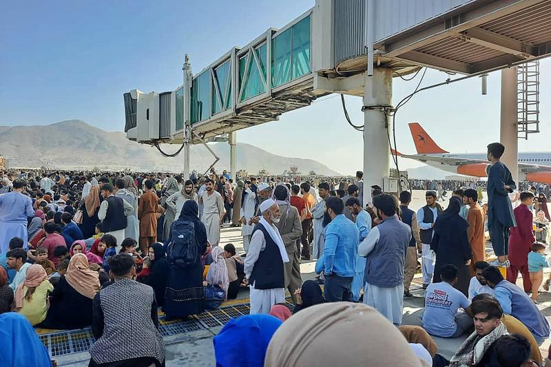 Afgani la aeroportul din Kabul, Foto: Profimedia Images / AFP