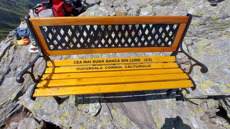 banca montată pe Vârful Călțunului, Foto: turnulsfatului.ro