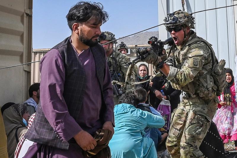 Soldatii americani au tras focuri de arma pentru a restabili ordinea pe aeroportul din Kabul, Foto: Wakil Kohsar / AFP / Profimedia