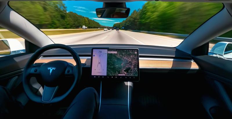 Autopilot pe Tesla Model 3, Foto: Melpomenem, Dreamstime.com