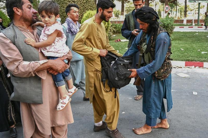 un taliban verifica gentile oamenilor care ies din Aeroportul din Kabul, Foto: Wakil Kohsar / Profimedia Images