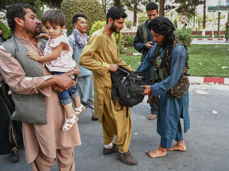 un taliban verifica gentile oamenilor care ies din Aeroportul din Kabul, Foto: Wakil Kohsar / Profimedia Images