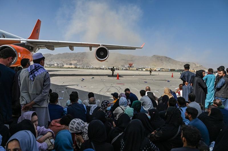 afganii asteapta sa paraseasca aeroportul din Kabul, Foto: Wakil Kohsar / Profimedia Images