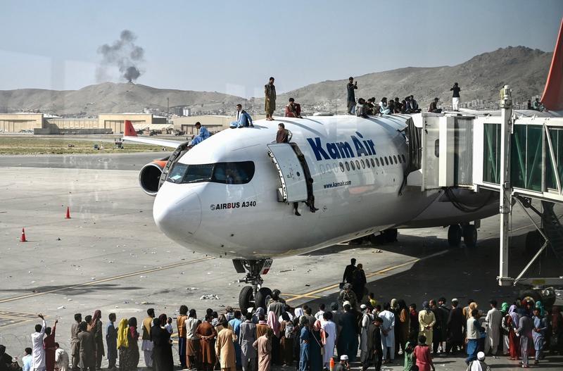 afgani s-au urcat pe un avion in speranta sa fuga din tara, Foto: WAKIL KOHSAR / AFP / Profimedia