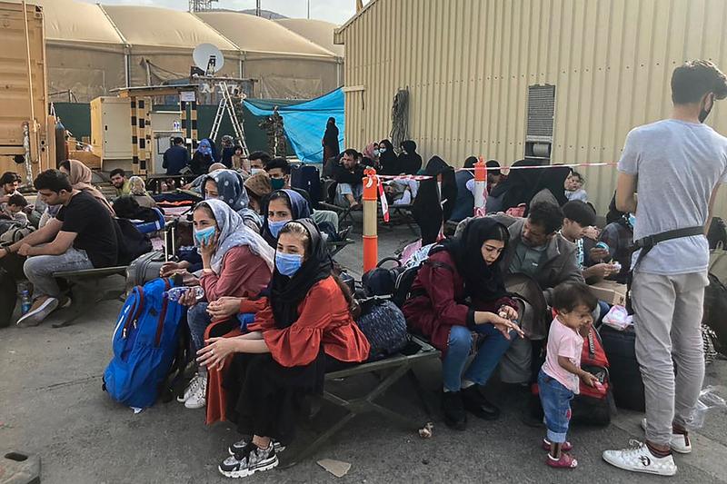 Oameni asteptand pe aeroportul din Kabul un zbor de plecare, Foto: AFP / AFP / Profimedia