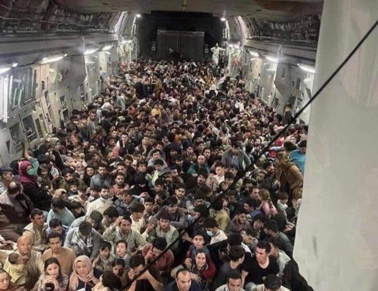 Sute de afgani înghesuiți în avionul militar SUA, Foto: Captura