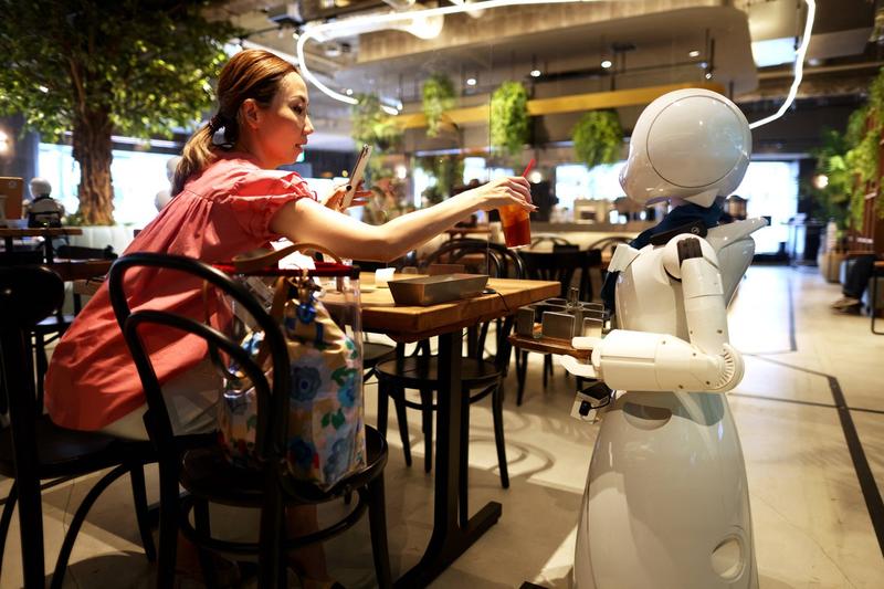 Robotii cafenelei din Tokyo sunt controlati de la sute de kilometri distanta, Foto: Behrouz Mehri / AFP / Profimedia Images