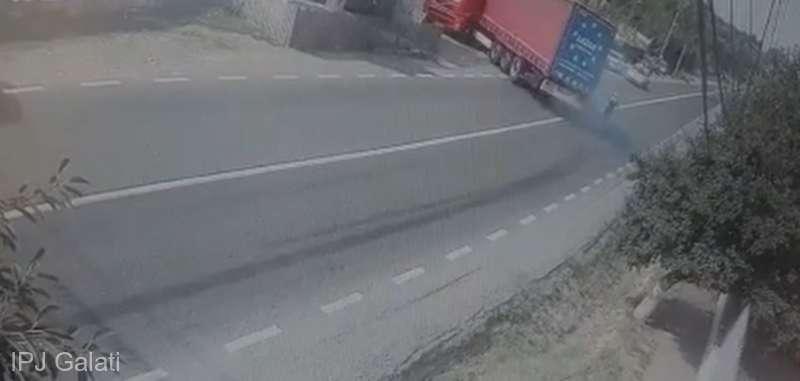 soferul unui tir a evitat un pieton in ultimul moment, Foto: Captura