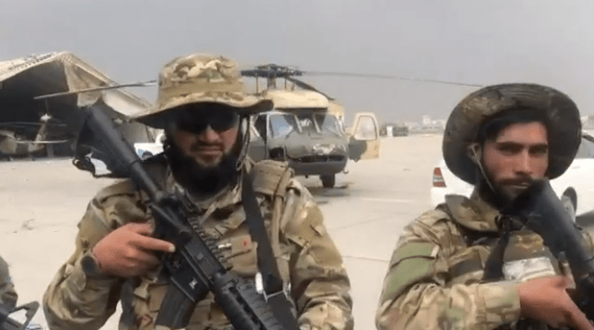Talibani in uniforme americane pe aeroportul din Kabul, Foto: Captura BBC