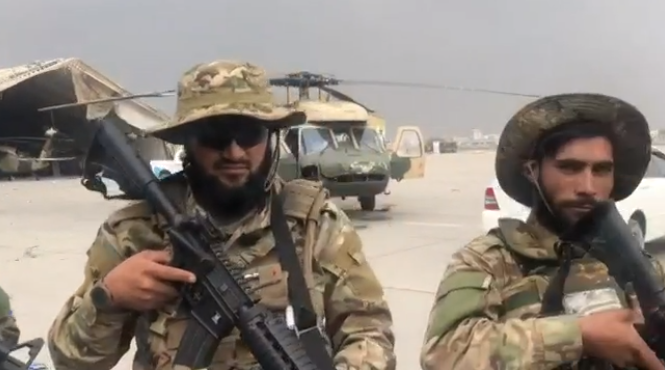 Talibani in uniforme americane pe aeroportul din Kabul, Foto: Captura BBC