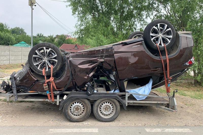 masina rasturnata dupa ce a rupt barierele de cale ferata, Foto: Hotnews