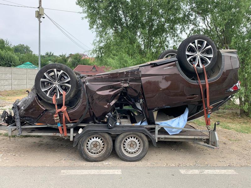 masina rasturnata dupa ce a rupt barierele de cale ferata, Foto: Hotnews