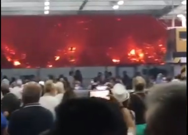 Grecii privesc de pe barci cum le arde pamantul, Foto: Captura video