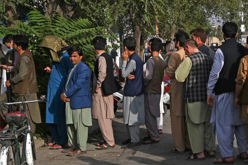 Coadă la o bancă din Kabul, Foto: Profimedia Images