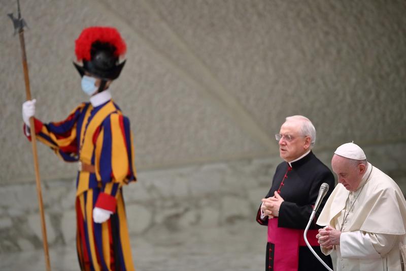 Membru al garzii elvetiene (stanga) ce il pazeste pe Papa Francisc, Foto: Grzegorz Galazka / Zuma Press / Profimedia