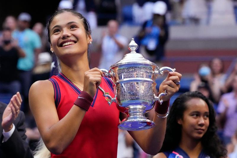 Emma Raducanu cu trofeul de la US Open, Foto: TIMOTHY A. CLARY / AFP / Profimedia