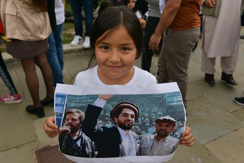 Copil tinand o imagine cu Ahmad Massoud (centru), Foto: Thomas Krych / Alamy / Alamy / Profimedia