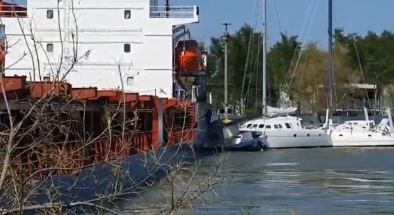 Nava maritima a lovit trei catamarane stationate la mal, Foto: Captura YouTube