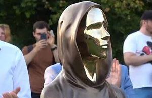 Statuia inventatorului anonim al Bitcoin, Foto: youtube.com