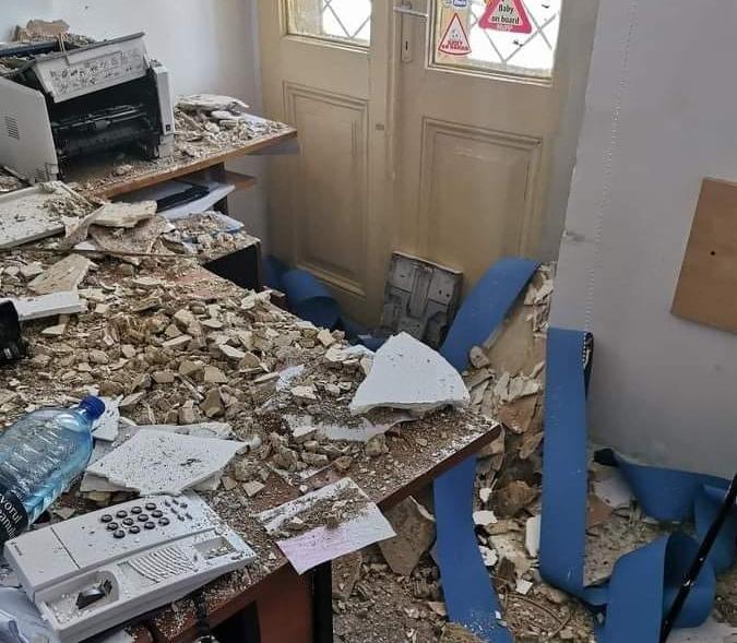 Tavan picat intr-o sectie de politie din Capitala, Foto: captura facebook