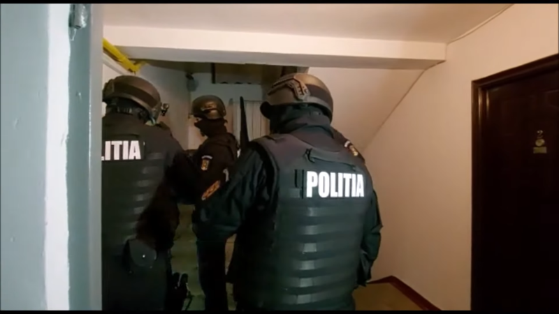 Percheziții făcute de polițiști, Foto: Captura YouTube