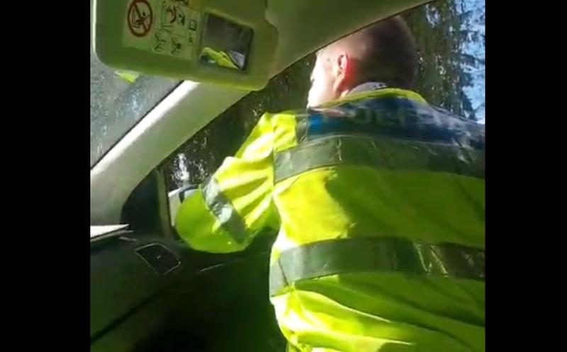 Politist, pe geamul masinii, Foto: captura facebook