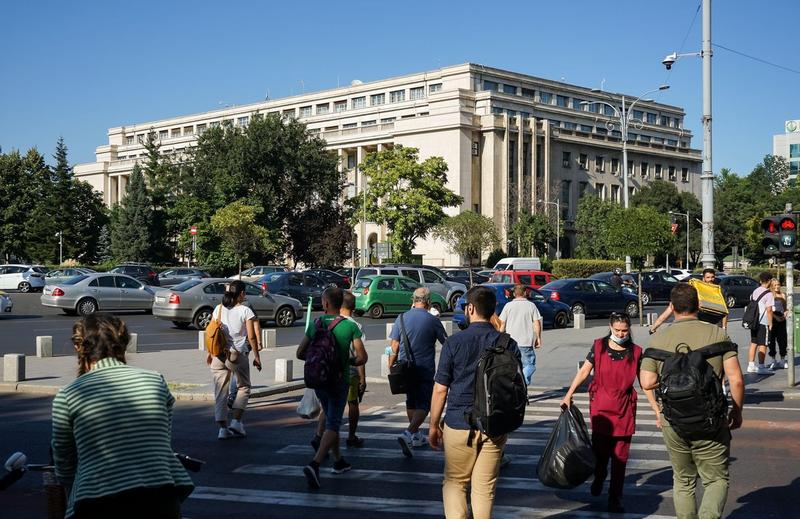 Oameni pe strada in Piata Victoriei din Bucuresti, Foto: lcv / Alamy / Alamy / Profimedia