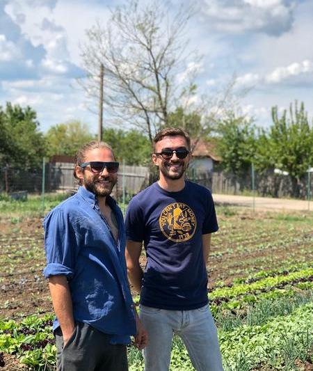 Antreprenorii Mihai si Gabriel Corbu fondatorii afacerii legumicole Grădina Corbilor, Foto: Hotnews