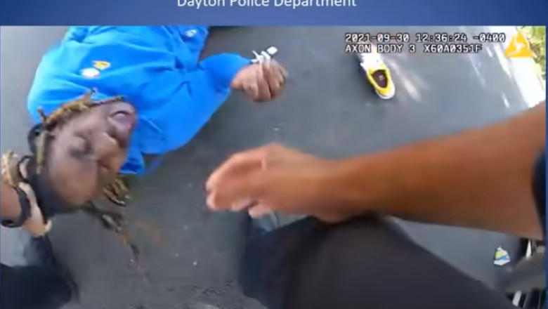 Politistii l-au scos cu forta din masina pe barbat, Foto: Captura YouTube