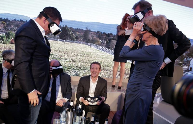 Mark Zuckerberg prezentand un dispozitiv VR dezvoltat de Facebook, Foto: Kay Nietfeld / AFP / Profimedia