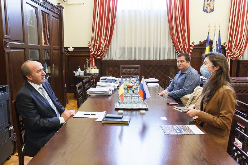 Tudorel Toader, intalnire cu secretarul II al Ambasadei Rusiei, Foto: Universitatea Alexandru Ioan Cuza