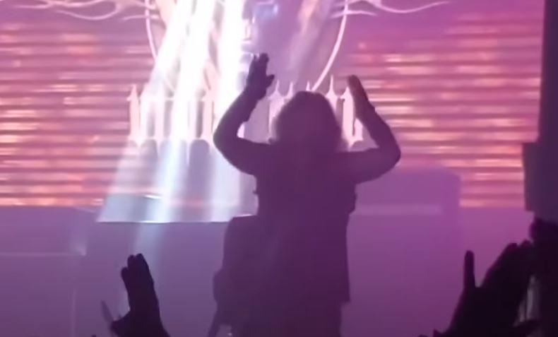 Vince Neil cade de pe scena, Foto: YouTube