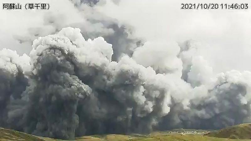 Vulcanul Aso a inceput sa erupa pe 20 octombrie, Foto: Handout / AFP / Profimedia