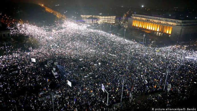 O poză realizată la protestele din 2017, asociată cu manifestațiile recente anti-vaccin, Foto: D. Bandic/dpa