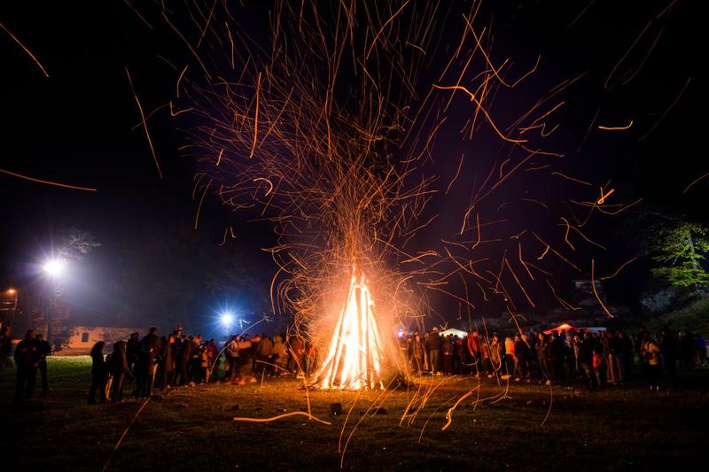 Petrecere la foc, Foto: Gutescu Eduard, Dreamstime.com