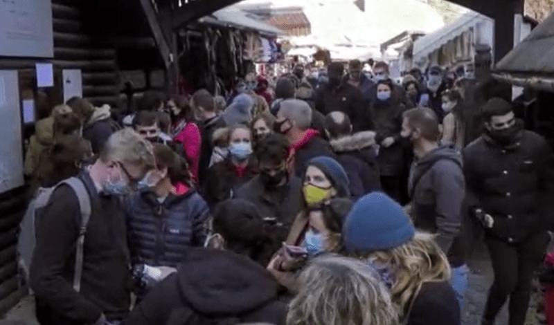 coada la intrarea in Castelul Bran de Halloween, Foto: Captura Reuters