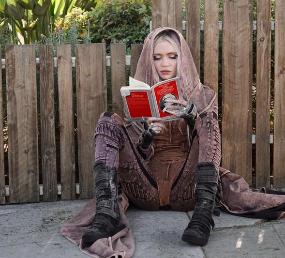 Grimes citind Manifestul Partidului Comunist, Foto: Jvshvisions / Backgrid USA / Profimedia Images