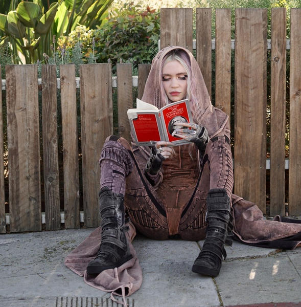 Grimes citind Manifestul Partidului Comunist, Foto: Jvshvisions / Backgrid USA / Profimedia Images